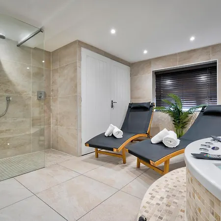 Secret Garden - Luxury Hot Tub - Family & Pet Friendly - District