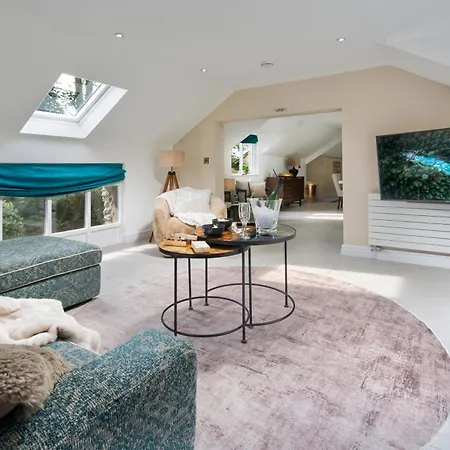 Secret Garden - Luxury Hot Tub - Family & Pet Friendly - District *