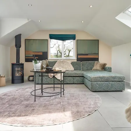 Secret Garden - Luxury Hot Tub - Family & Pet Friendly - District