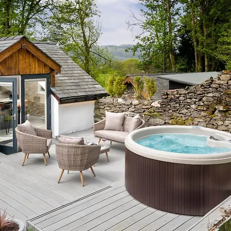 Secret Garden - Luxury Hot Tub - Family & Pet Friendly - District
